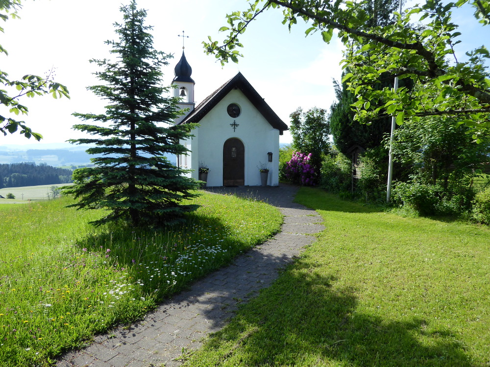 oekumenische-st-hubertus-kapelle-forst-scheidegg-fruehjahr-01-800.jpg
